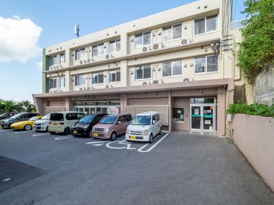 アクセス良好な施設外観