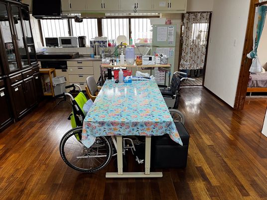 車椅子のある食卓風景