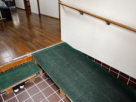安全手すりとスロープ廊下