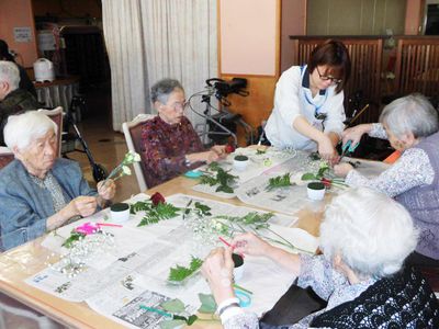花活動を楽しむ利用者
