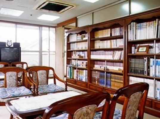 穏やかな雰囲気の図書室