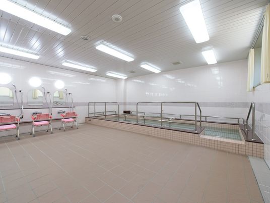 広々とした明るい浴室