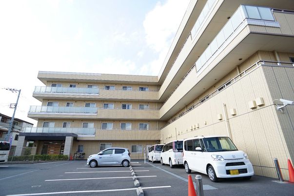 明るい外観の建物