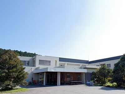 明るい外観の建物エントランス
