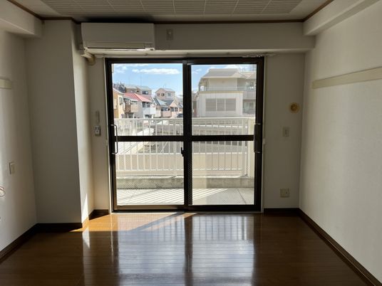 広々とした明るい居室