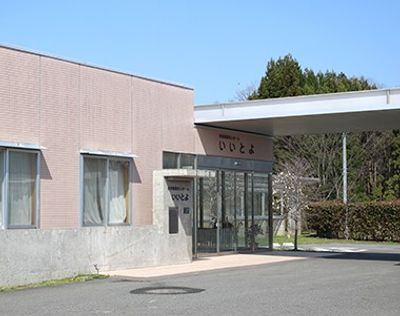 広い通路のあるエントランス
