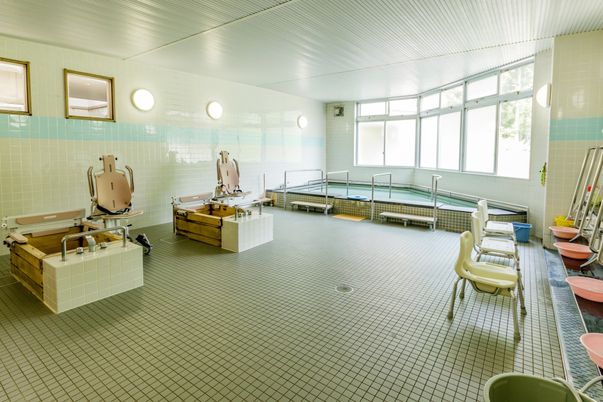 広々とした明るい浴室