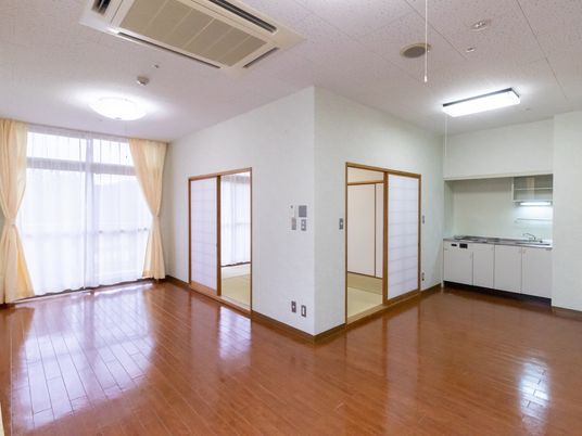 明るい和室とキッチン