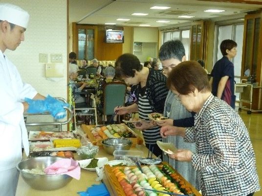 盛り付け中の食堂風景