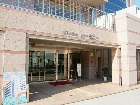 明るい建物のエントランス