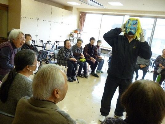 イベントを楽しむ人々