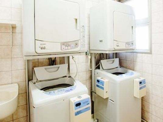 清潔な洗濯機と乾燥機
