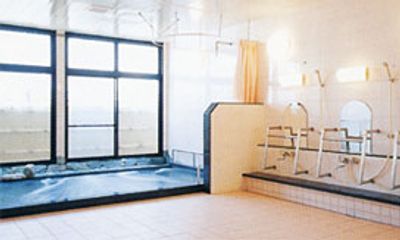 明るい浴室の光景