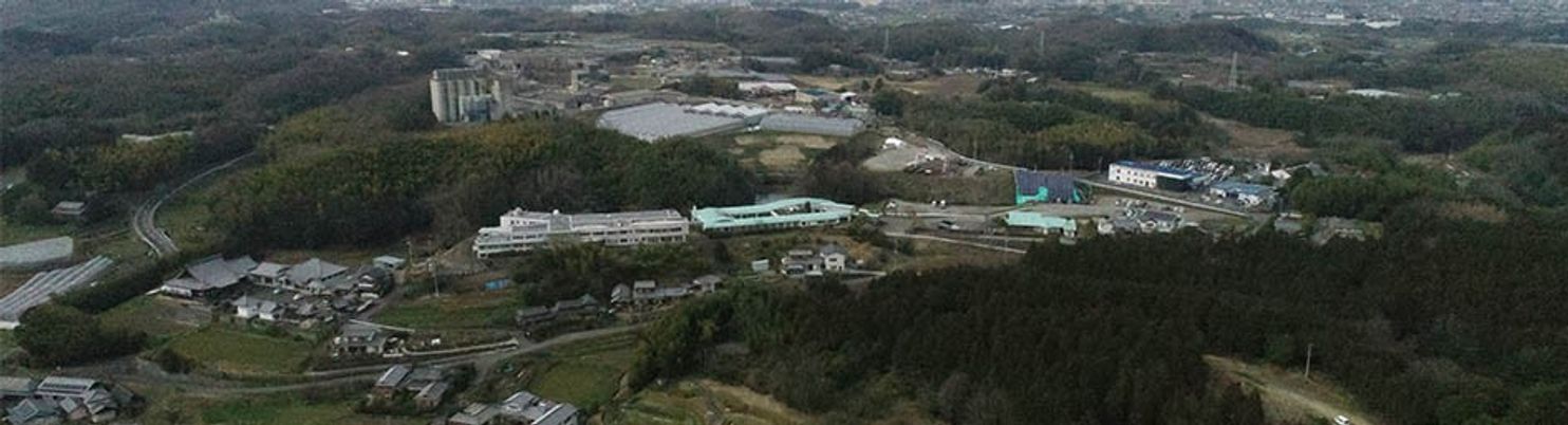 空撮された緑豊かな施設外観