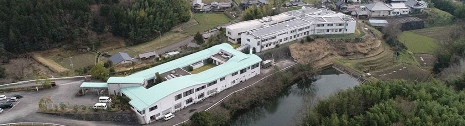 広々とした施設外観