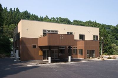 緑に囲まれた建物外観