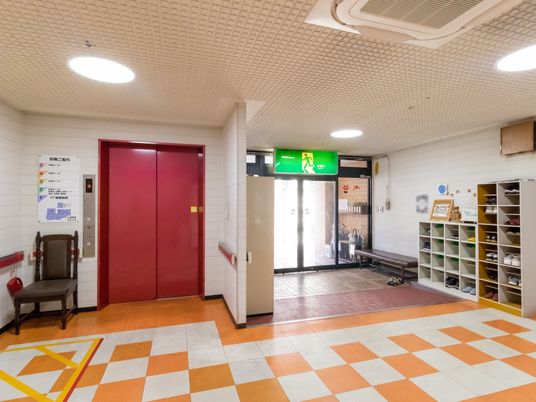 赤い扉エレベーターと靴棚