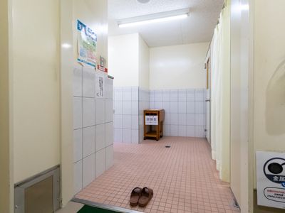浴室の入口とスリッパ