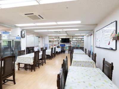 食堂の明るい空間