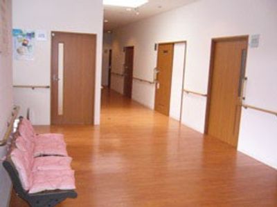 木の床が特徴の廊下