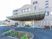 広いエントランスの建物外観