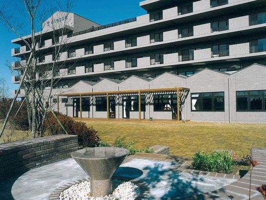 日当たりの良い広々とした中庭