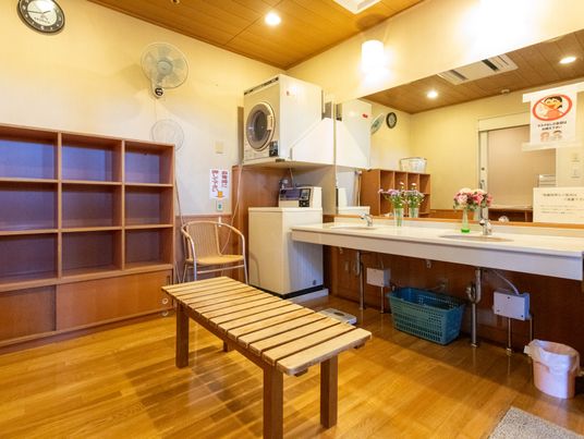 洗面台と棚のある部屋