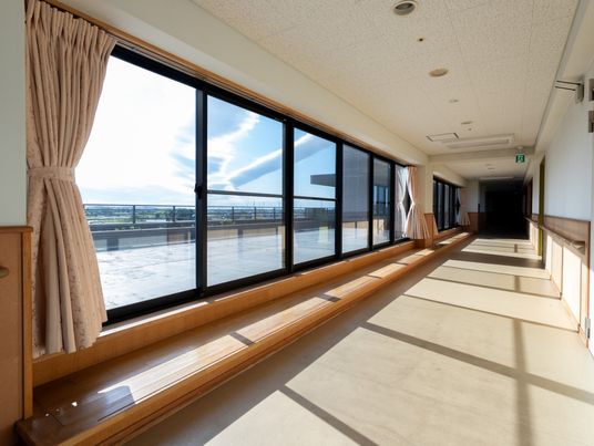 広々とした窓のある廊下  
