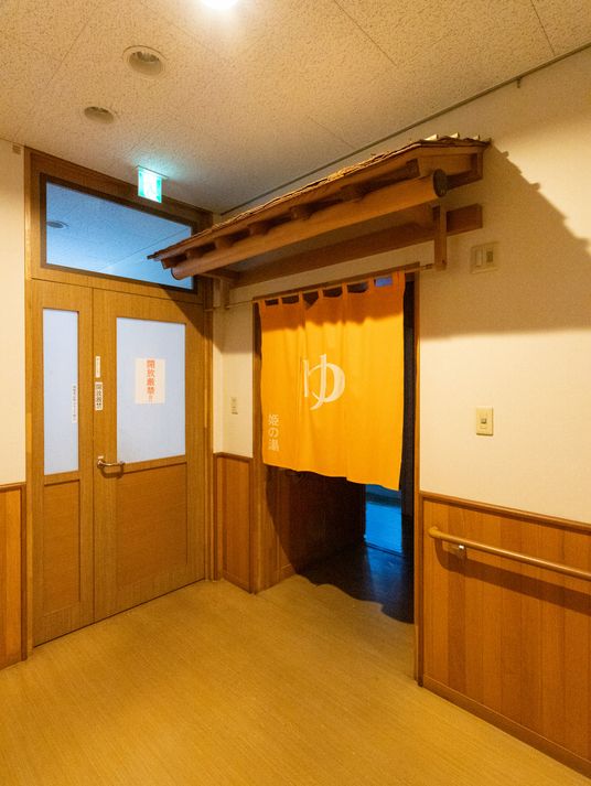 二つの入口がある廊下