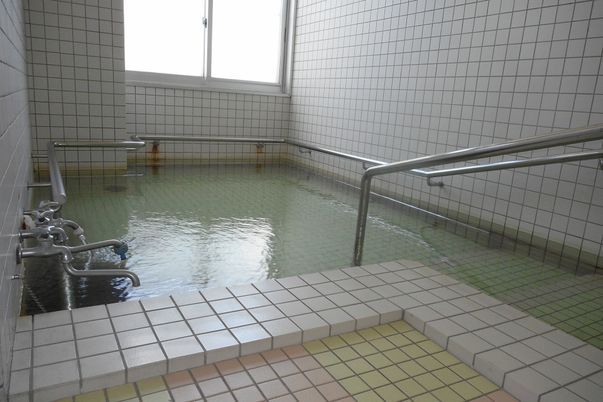 ゆったり入浴できる浴室