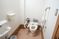 手すり付きトイレの室内