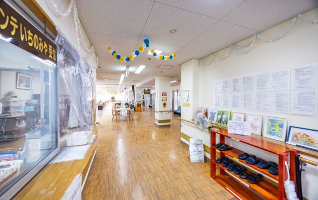 広々とした明るい廊下