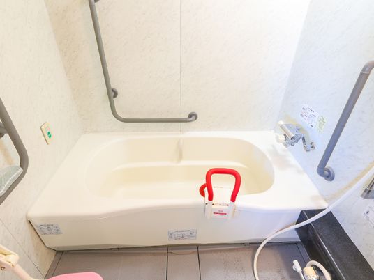 手すり付きのバスタブ