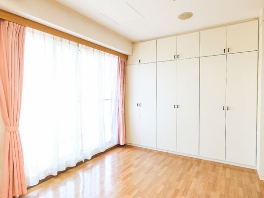 明るい広々とした居室
