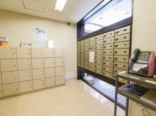 多数の郵便受けと電話
