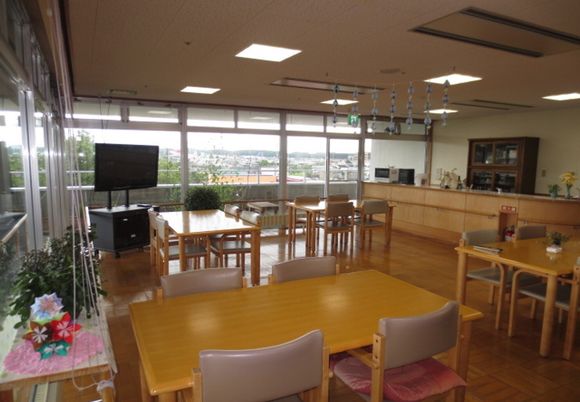 明るく広々とした食堂