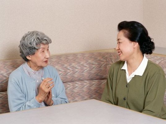 職員と利用者の笑顔ルーム