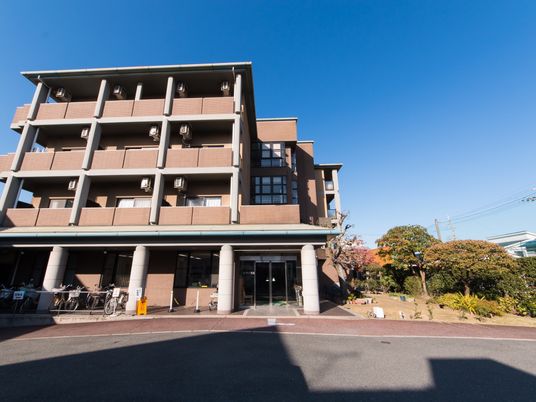 多階層の建物のエントランス