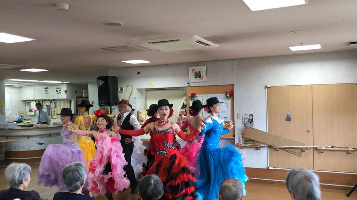 多彩な衣装のダンスショー