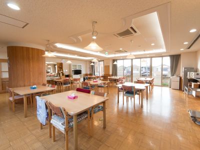 広々とした明るい食堂