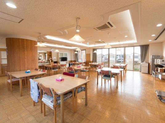 広々とした明るい食堂