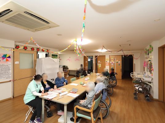 カラフルな装飾の共有スペース
