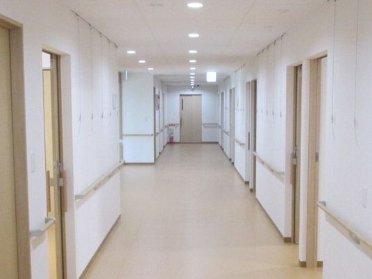 清潔な廊下と各部屋の扉