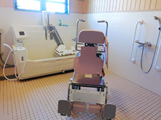 清潔感ある介護用浴室
