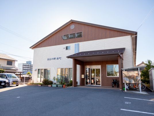 明るい外観の建物