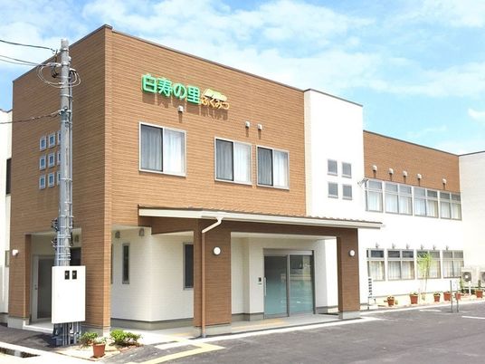 清潔感のある建物エントランス