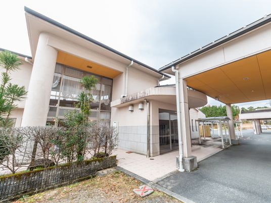 明るい玄関の施設外観