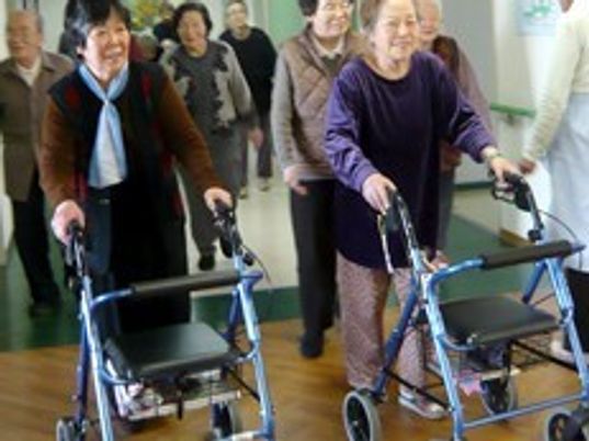 歩行補助器具を使う人々