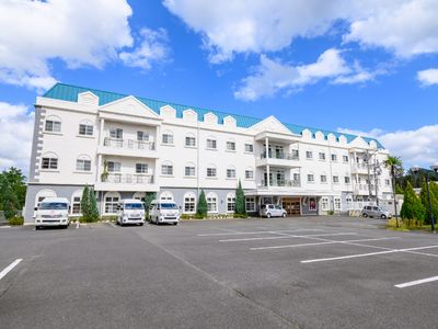 広々とした駐車場のある建物