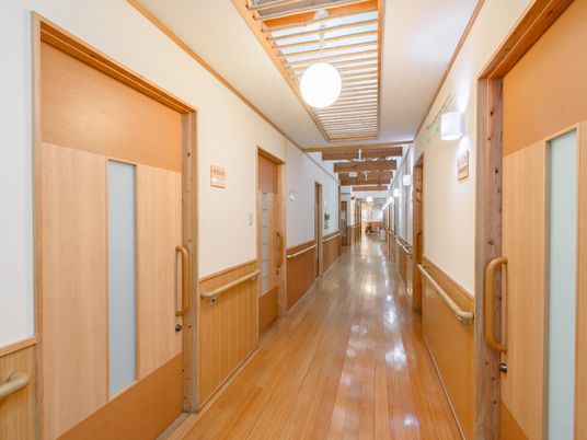 明るく広い施設の廊下